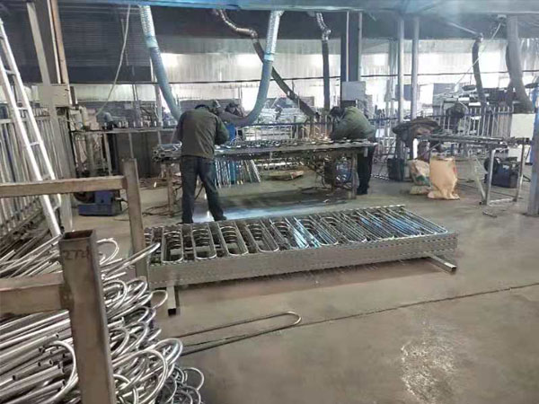 鋅鋼護(hù)欄廠區(qū)一覽-9 鋅鋼護(hù)欄廠區(qū)一覽-9