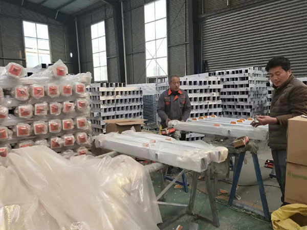 鋅鋼護(hù)欄廠區(qū)一覽-12 鋅鋼護(hù)欄廠區(qū)一覽-12